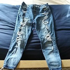 Very cute ripped jeans with stretchy waist